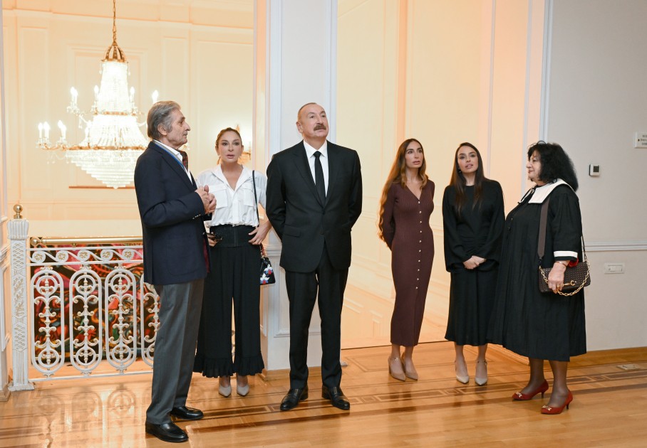 İlham Əliyev və ailə üzvləri sərgi ilə tanış olublar - FOTOLAR